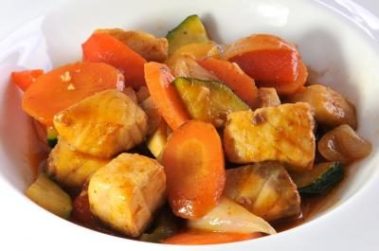 Wok d’esturgeon aux légumes sautés  