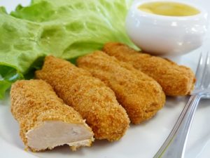 Nuggets de carpe sur assiette